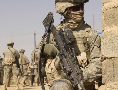 Βίντεο: Φθηνά τη γλίτωσε - Αμερικανός πεζοναύτης δέχεται σφαίρα από «sniper»